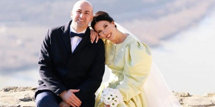 ვინ არის წყვილი, რომლის ჯვრისწერის და პატარძლის კაბის ფოტოებმა სოციალური ქსელი მოიცვა