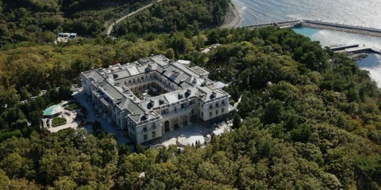 როგორ სასახლეში ცხოვრობს პუტინი – ნავალნის გვერდზე სკანდალური ვიდეო დაანონსდა