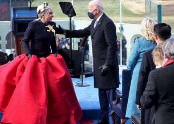 “ეტყობა, ლედი გაგა გურიაში, სუფრაზეა ნამყოფი და ეს მშვიდობის მტრედი გურულებს მიუძღვნა” – ქართველი დიზაინერები ამერიკელი არტისტის “ლუქს” აფასებენ