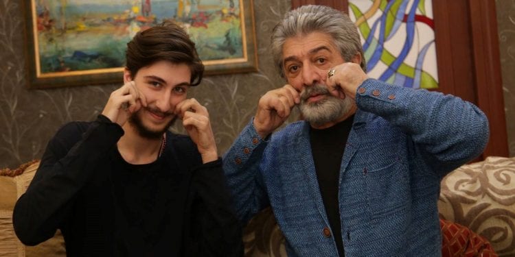 “რომ დავურეკე, აპარატის ხმა მესმოდა… ეს ბოლო საუბარი იყო” – ანდრო გოგიბედაშვილი ბაბუსთან გატარებულ 23 წლიან თავგადასავალზე
