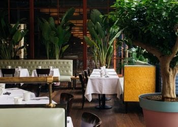 “იხდი 30 ლარს და ზიხარ რესტორანში. მიდის გრიალი…” – რას ჰყვებიან რესტორატორები სასტუმროს რესტორნებზე