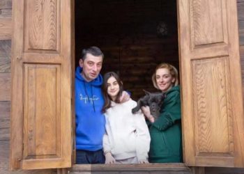 გიორგი გახარია ლურჯ ჰუდსა და ჯინსებში – სად დაისვენა თანამდებობის დატოვების შემდეგ ექს-პრემიერმა