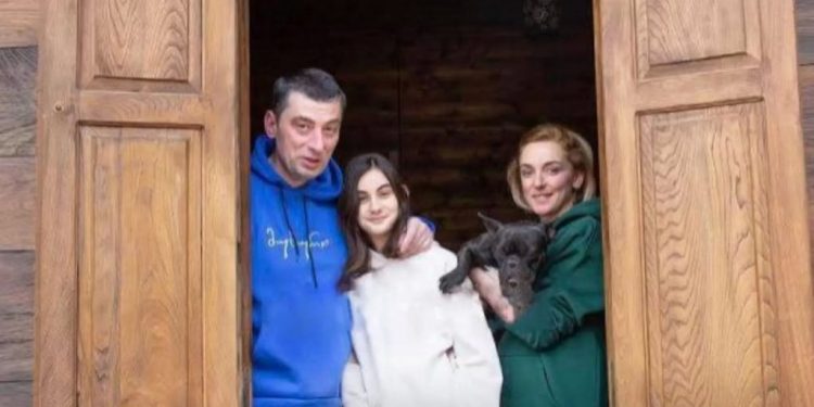 გიორგი გახარია ლურჯ ჰუდსა და ჯინსებში – სად დაისვენა თანამდებობის დატოვების შემდეგ ექს-პრემიერმა