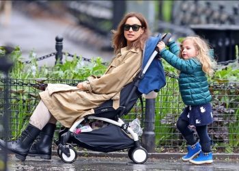 ირინა შეიკს და ბრედლი კუპერს 3 წლის ქალიშვილი რუსულის გაკვეთილებზე დაჰყავთ