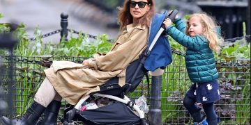 ირინა შეიკს და ბრედლი კუპერს 3 წლის ქალიშვილი რუსულის გაკვეთილებზე დაჰყავთ