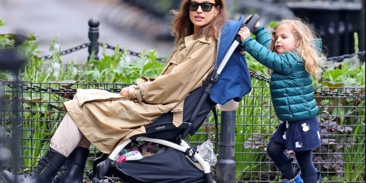 ირინა შეიკს და ბრედლი კუპერს 3 წლის ქალიშვილი რუსულის გაკვეთილებზე დაჰყავთ