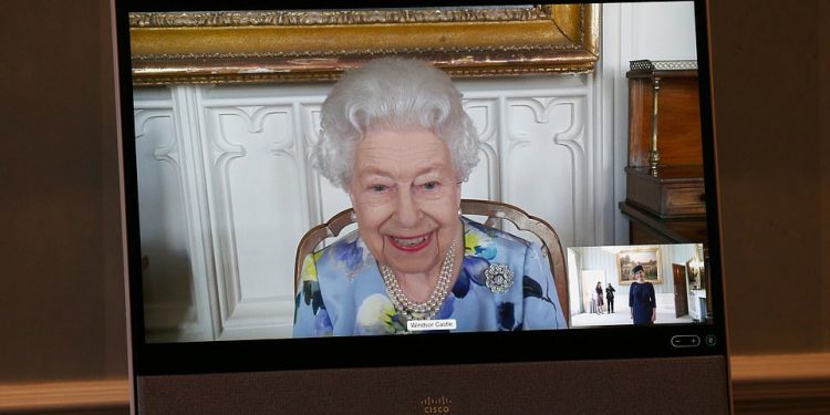 პრინც ფილიპის გარდაცვალების შემდეგ 95 წლის დედოფალი ოფიციალურ საქმიანობას დაუბრუნდა