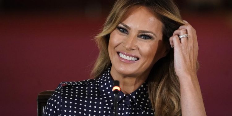 მელანია ტრამპის პირველი გამოჩენა თეთრი სახლის დატოვების შემდეგ