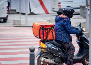 “ეს “მალალეტკები” ორი შაურმით მეტი რომ გაყიდონ, ისეთ სირ…ებს აკეთებენ, რომ…” – ნახეთ, რა იცვლება მოპედების მძღოლებისთვის