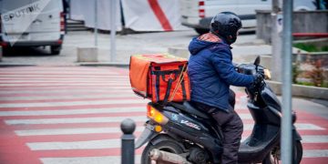 “ეს “მალალეტკები” ორი შაურმით მეტი რომ გაყიდონ, ისეთ სირ…ებს აკეთებენ, რომ…” – ნახეთ, რა იცვლება მოპედების მძღოლებისთვის