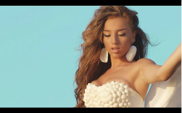 “რა მაგარ ტანზე ხარ…“ – ნუცა ბუზალაძის „ცხელმა ფოტოებმა“ გამომწერები აღაფრთოვანა (+PHOTO)