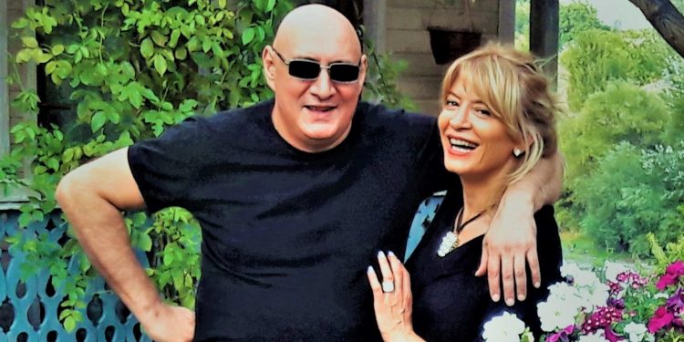 “ჩემი ფოტოთი, ვიღაც თაღლითი, ხალხს თანხას არიცხინებს…” – მალხაზ ქვრივიშვილის ცოლი განცხადებას ავრცელებს