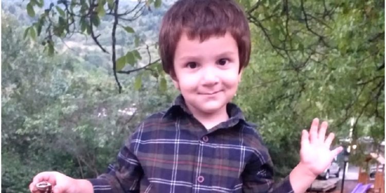 4 წლის გიორგი მესამე სართულიდან გადმოვარდა, ბეტონზე თავით დაეცა – პატარას საზოგადოების დახმარება ესაჭიროება