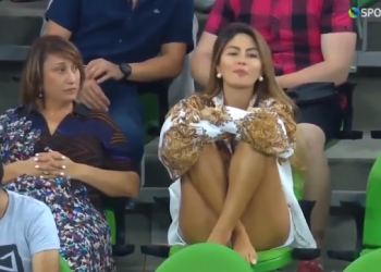 VIDEO: არაბი კომენტატორის რეაქცია, როცა ტრიბუნაზე “ლამაზმანი“ შენიშნა