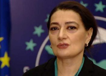 Video: ვინ არის მამაკაცი, რომელსაც თაკო ჩარკვიანი თავისივე პარტიის ოფისში უმღერის