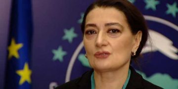 Video: ვინ არის მამაკაცი, რომელსაც თაკო ჩარკვიანი თავისივე პარტიის ოფისში უმღერის