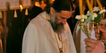 როდესაც ფეხებგაჩაჩხული დგახარ, ხან ერთ ფეხზე, ხან მეორეზე, შენ არ ლოცულობ, არ მჯერა მე რომ შენ ლოცულობ… – მამა თეოდორე