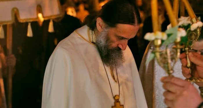 როდესაც ფეხებგაჩაჩხული დგახარ, ხან ერთ ფეხზე, ხან მეორეზე, შენ არ ლოცულობ, არ მჯერა მე რომ შენ ლოცულობ… – მამა თეოდორე