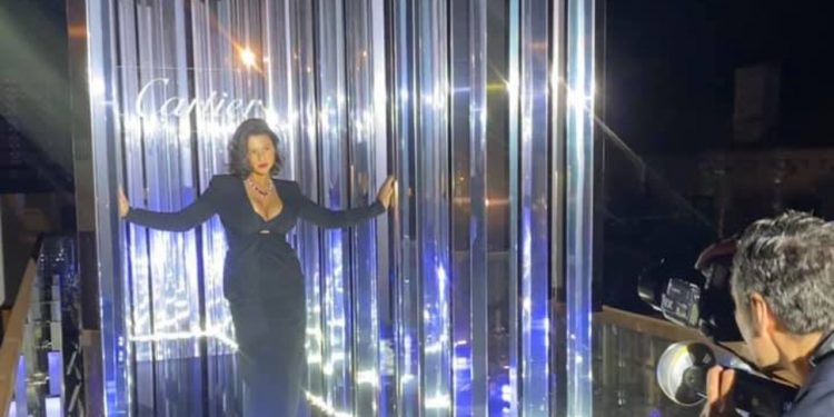 Video: ხატია ბუნიათიშვილი Armani Beauty-ის, Barbara Baumel-ის და Cartier-ის სამკაულით, სამოსით და ვარცხნილობით