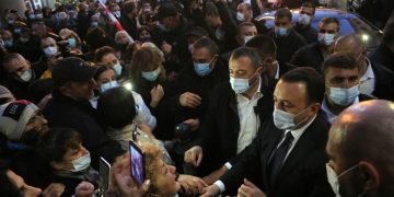 „ჯიგარი ხარ ირაკლი“ – აქციის დასრულების შემდეგ პრემიერი მეუღლესთან ერთად ხალხში გავიდა